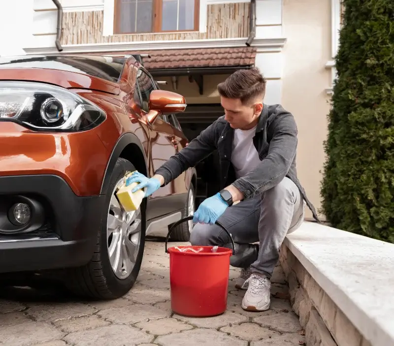 Lavage auto à domicile Virelade : professionnel intervenant sur un véhicule